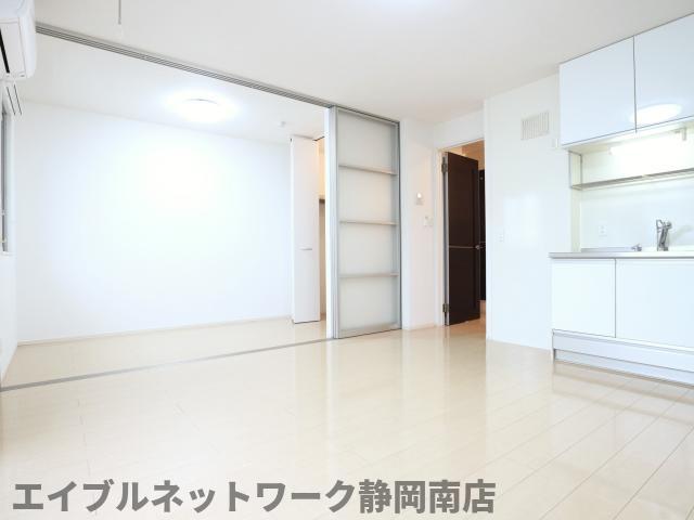 その他設備　こちらのリビングで趣味の時間をお楽しみください