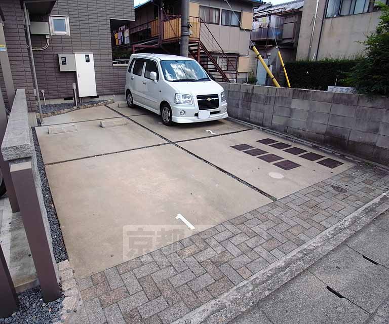 【京都市右京区太秦奥殿町のマンションの駐車場】