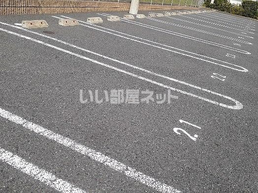 【員弁郡東員町大字六把野新田のアパートの駐車場】