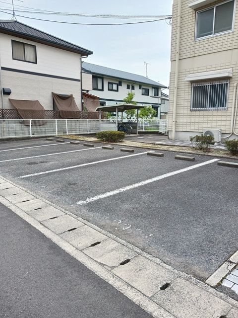 【岡山市中区平井のマンションの駐車場】