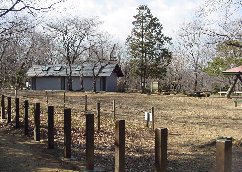 【八王子市長沼町のマンションの公園】