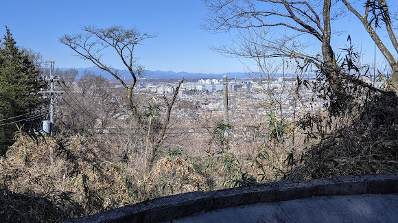 【八王子市長沼町のマンションの公園】