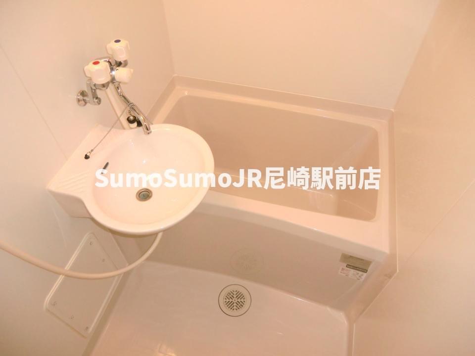 洗面設備　明るい洗面所です