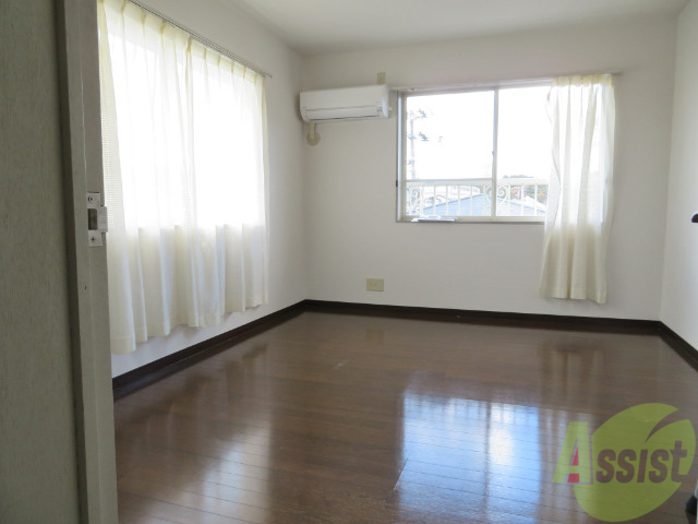 居室・リビング　７．５帖の洋室です。広々として、きれいですね。