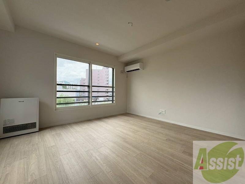 居室・リビング　広々としたリビングですね。使い勝手がよさそうですね！