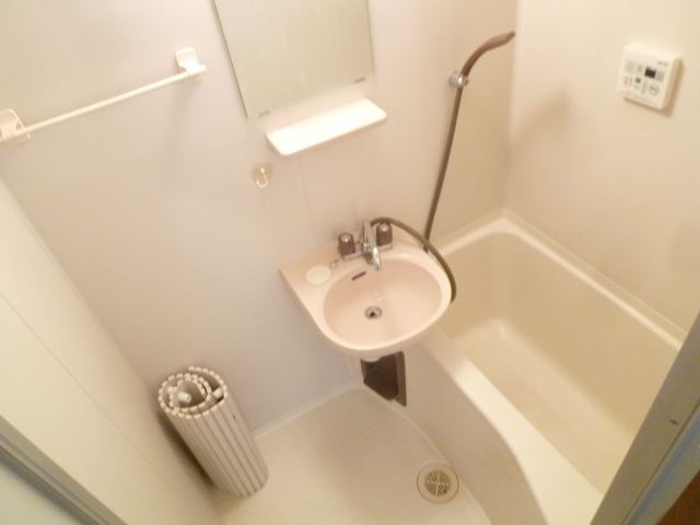 バス・シャワールーム　鏡が付いていて便利ですね