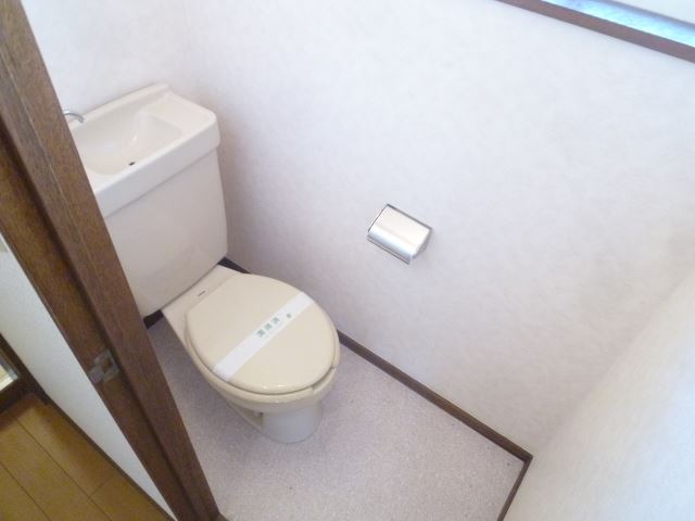 トイレ　窓付の明るいトイレです