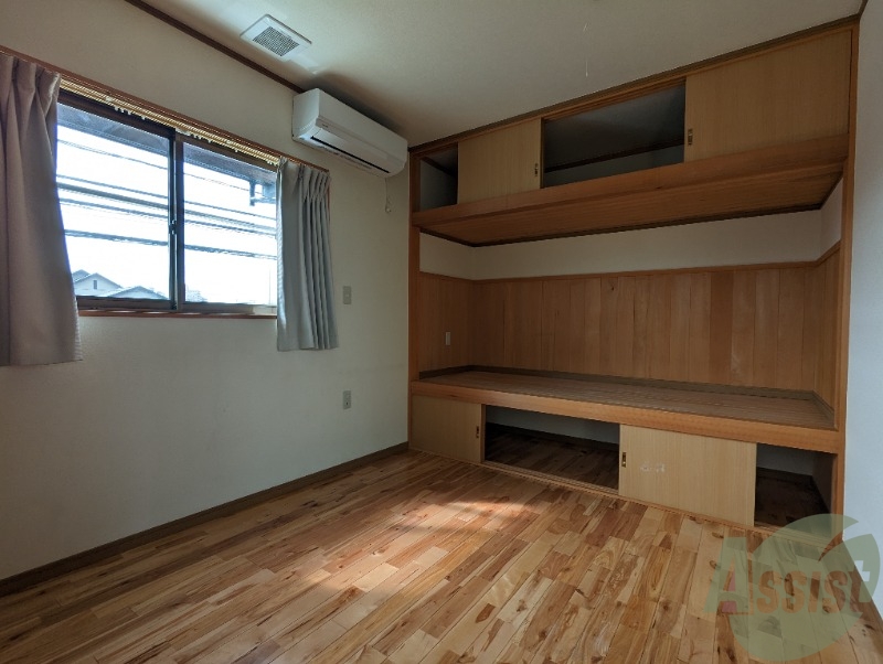 居室・リビング　お部屋はデザインが良く収納が多く使いやすい。