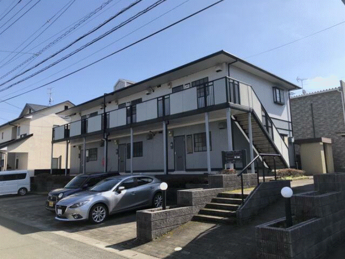建物外観　2階建て。目の前に駐車場がございます！