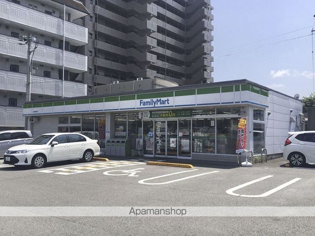 コンビニ　ファミリーマート（コンビニ）まで829m