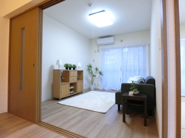 居室・リビング　明るい室内です。【モデルルーム設置時の画像】