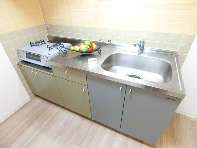 キッチン　都市ガス対応です。ガス台付き。【モデルルーム設置時の画像】