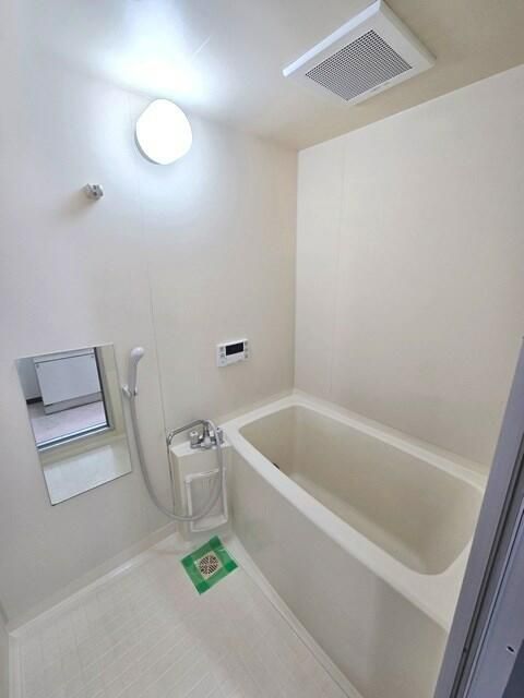 バス・シャワールーム　落ち着いた空間のお風呂です