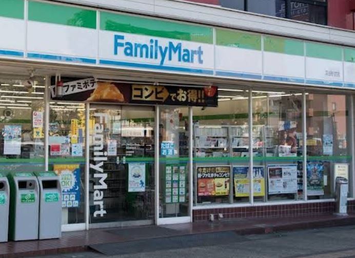 コンビニ　ファミリーマート深谷駅前店（コンビニ）まで460m