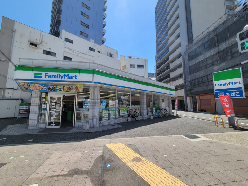 コンビニ　ファミリーマート（コンビニ）まで200m