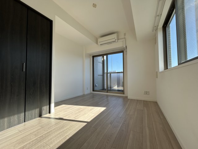 居室・リビング　同物件別号室のものです。