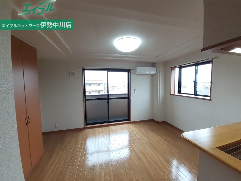 居室・リビング　同物件別室反転タイプ画像