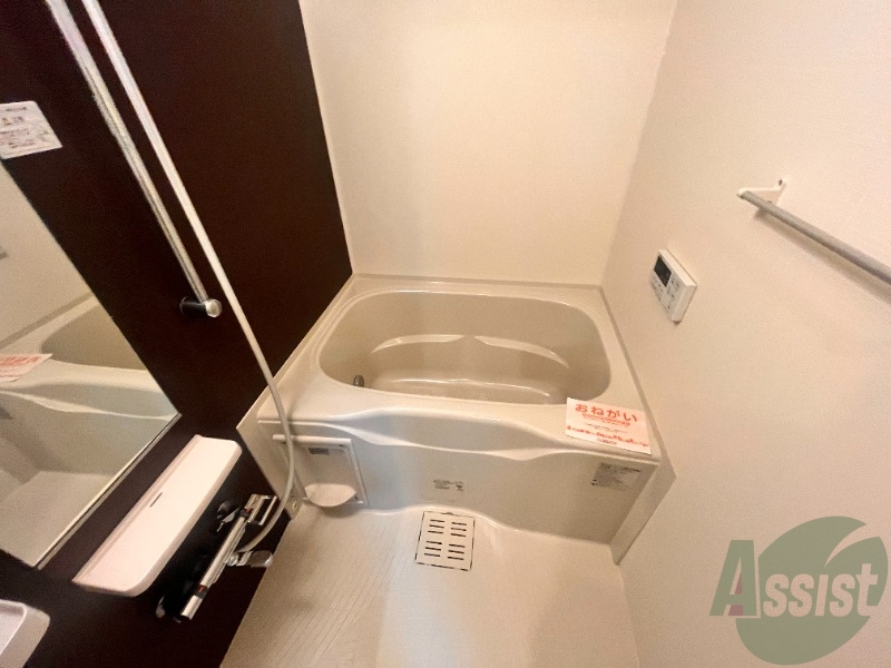 バス・シャワールーム　浴室は追い炊き機能、浴室乾燥機付きです。