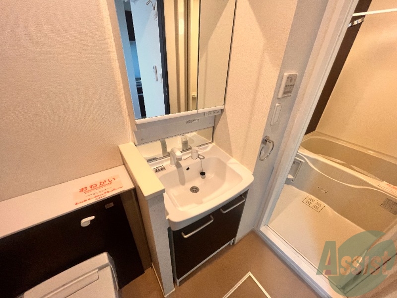 洗面設備　洗面台は独立洗面台です。毎日の身支度が楽しくなりますね。