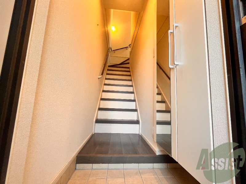 玄関　玄関から撮影しました。お部屋の明るさが伝わりますか。