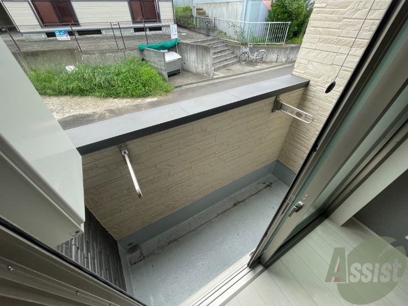 バルコニー　バルコニーになります。ちょっと涼むのによいスペースです。