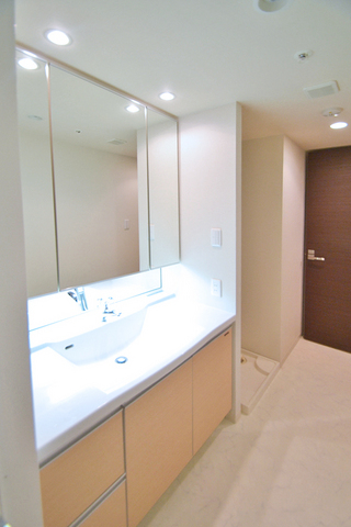 洗面設備　大きい独立洗面化粧台