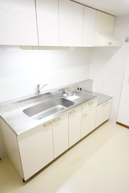 キッチン　同タイプの別部屋参考写真です