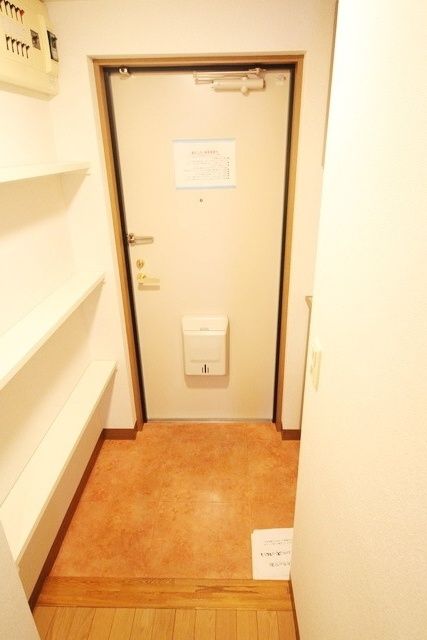 玄関　同タイプの別部屋参考写真です