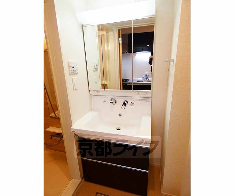 洗面設備　独立洗面台になります。