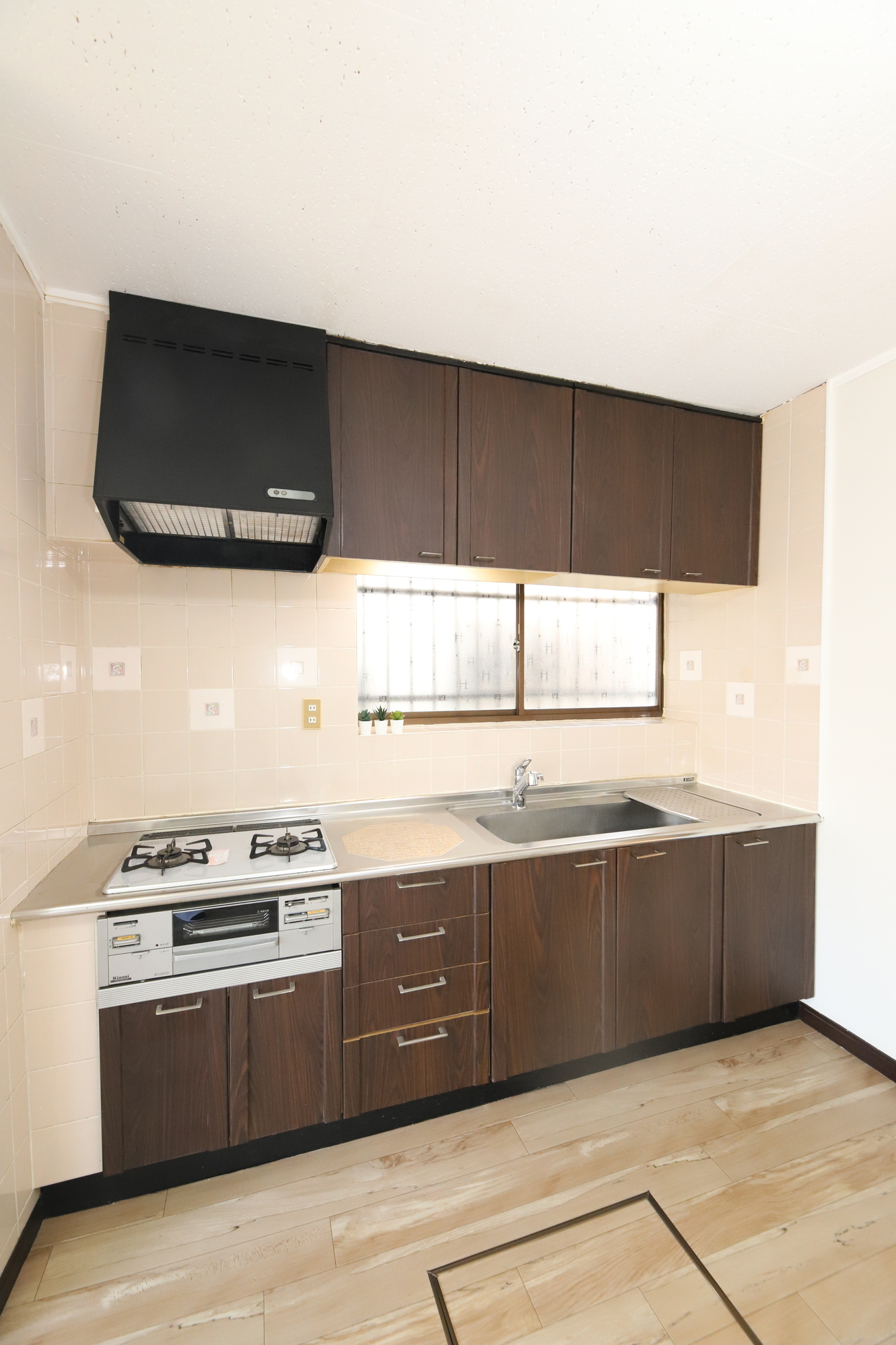 キッチン　料理好きも安心の広々としたキッチン！ まな板を置くスペー…