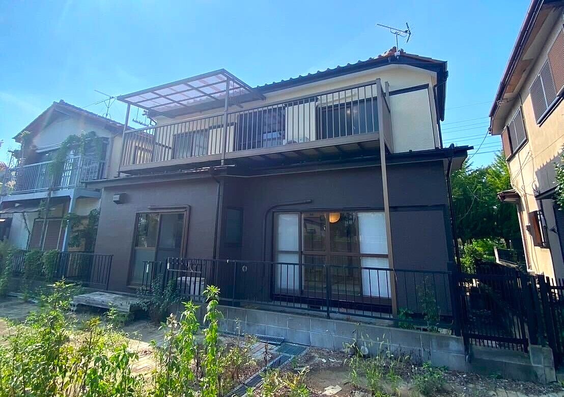 建物外観　屋根がついているので自転車等おいてみてはいかがでしょうか♪