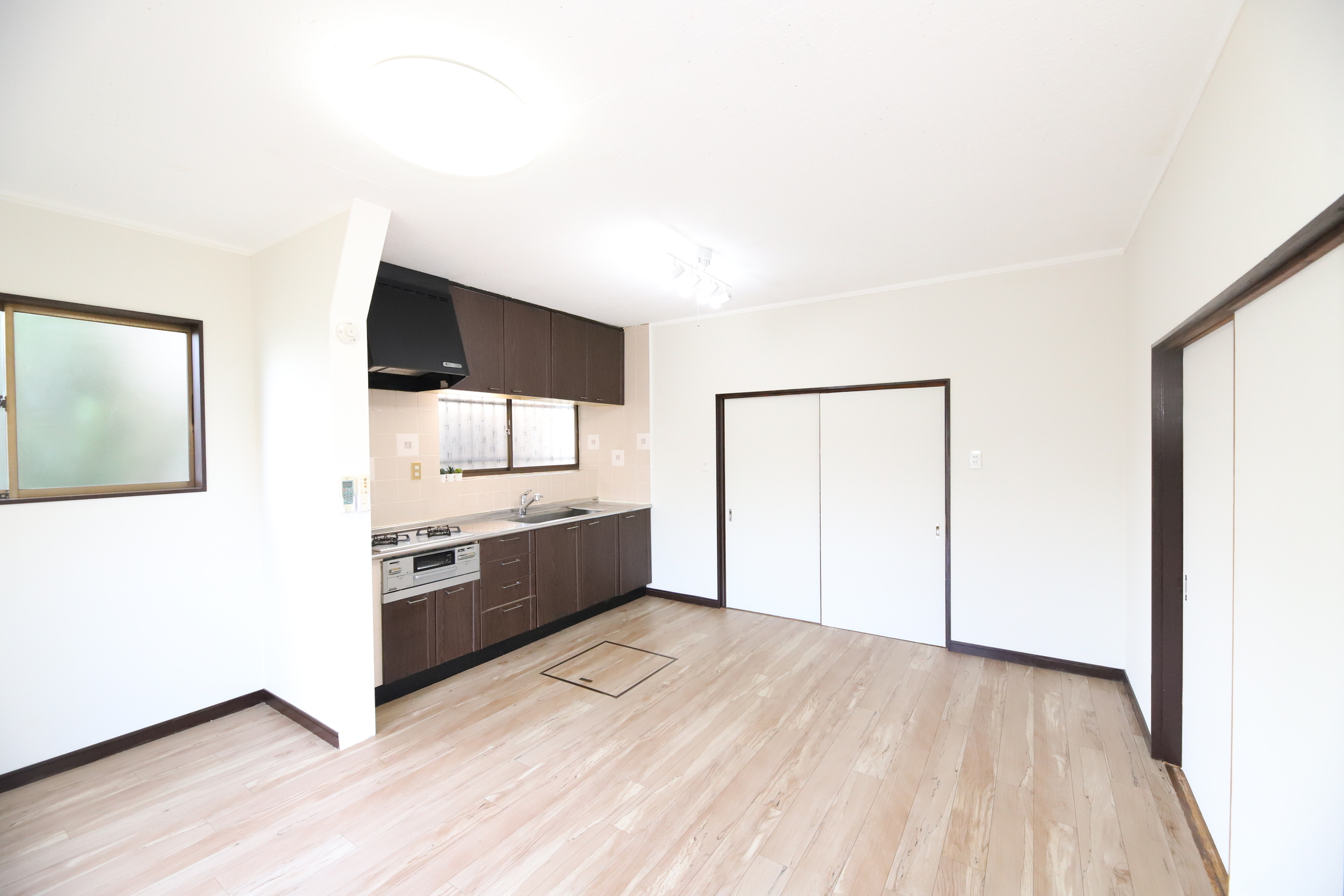 居室・リビング　LDKは10帖御座います！ 広々空間をご家族で過ごしてみ…