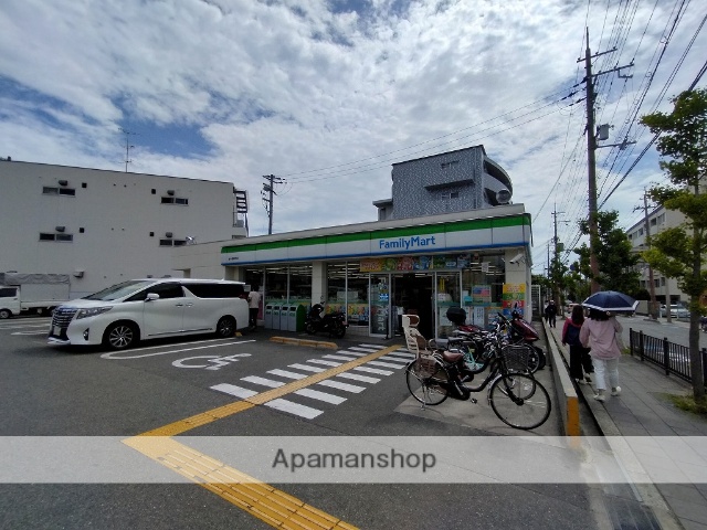 コンビニ　ファミリーマート（コンビニ）まで600m