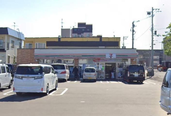 コンビニ　セブンイレブン（コンビニ）まで243m