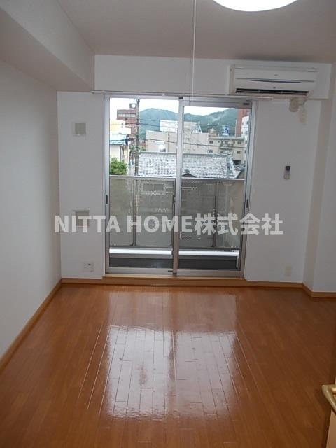 居室・リビング　バルコニー付きの７．６帖ある洋室です◎