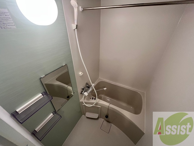 バス・シャワールーム　バスルームは狭すぎず、シャワーも浴びやすそうです。