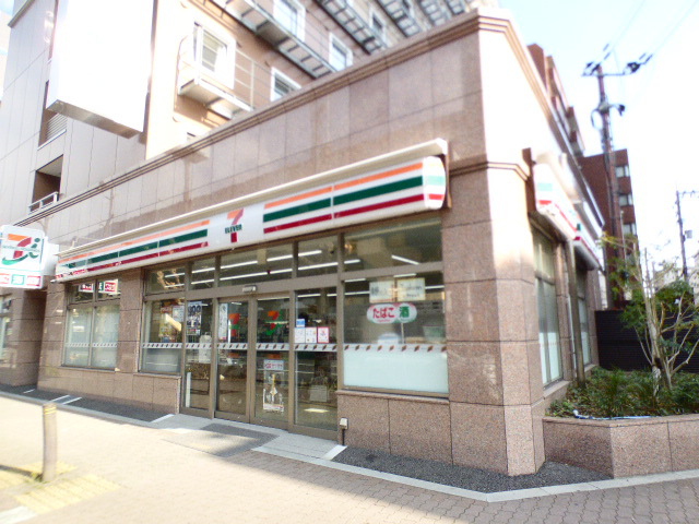 コンビニ　セブンイレブン（コンビニ）まで132m