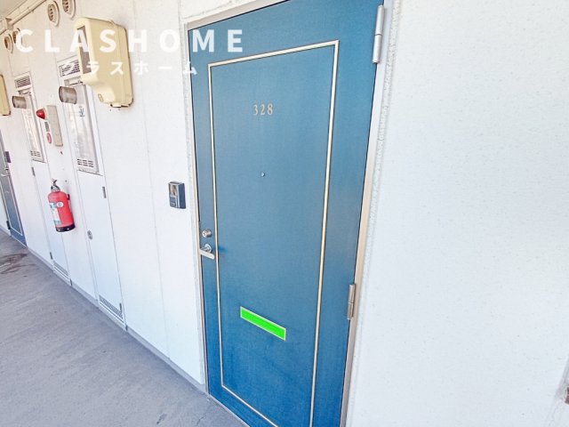 玄関　同物件の別部屋になります。