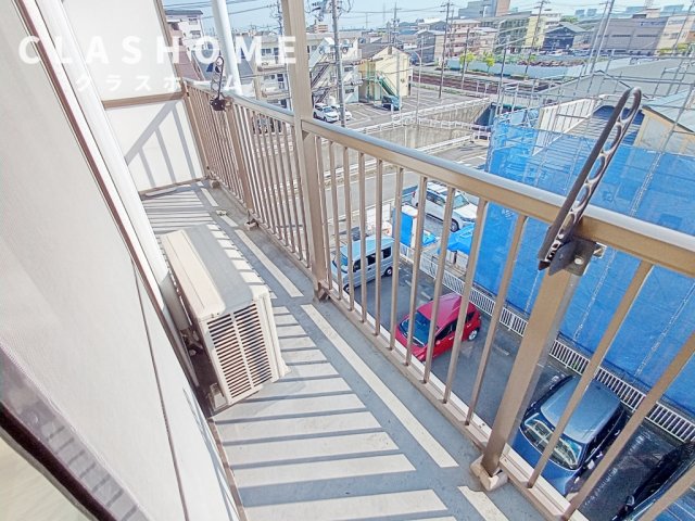 バルコニー　同物件の別部屋になります。