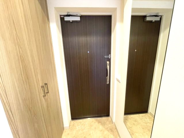 玄関　イメージとして同建物他部屋を表示しています