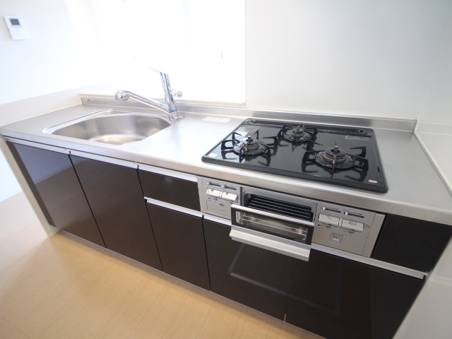 キッチン　3口ガスコンロ、グリル付き