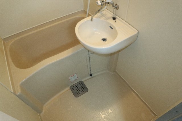 バス・シャワールーム　ゆっくり足をのばして入れます