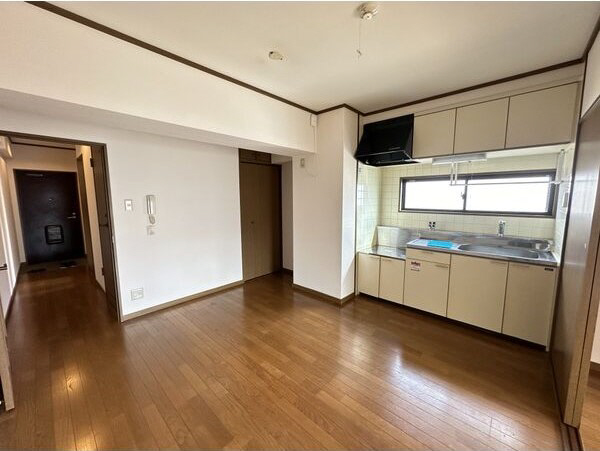 居室・リビング　こちらの居間で趣味の時間をお楽しみください