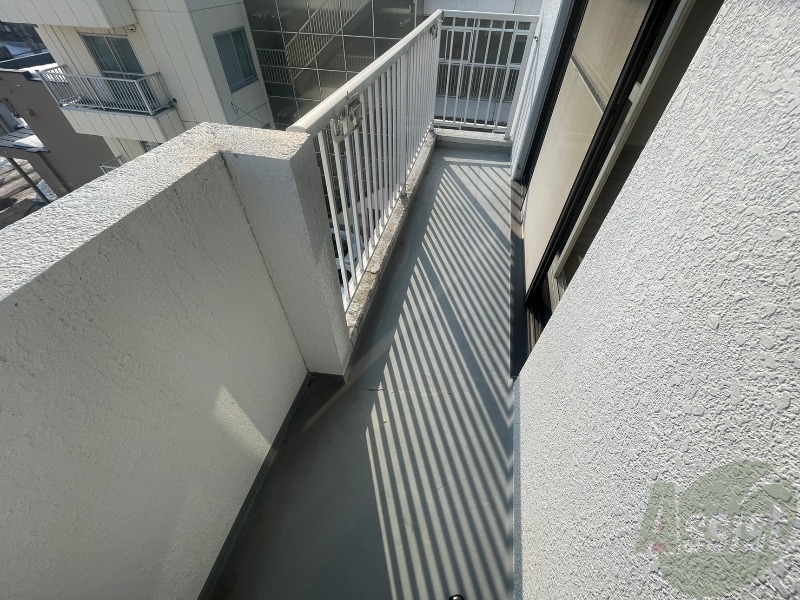 バルコニー　バルコニーは幅があり、広い印象を受けました。