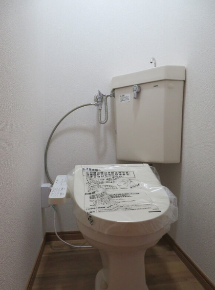 トイレ　落ち着いた色調のトイレです