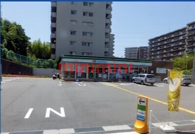 コンビニ　ファミリーマート茨木美穂ケ丘南店（コンビニ）まで875m