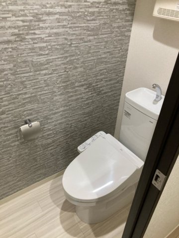 トイレ　温水洗浄便座付きで便利です♪