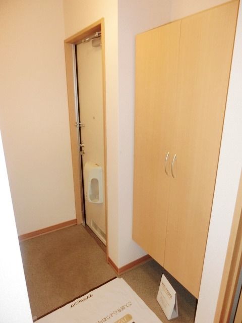 玄関　玄関にはシューズボックスがあります