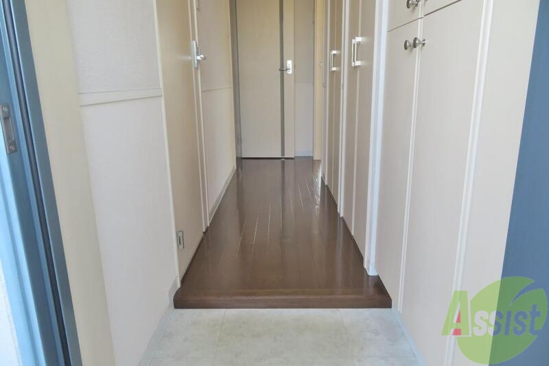 玄関　玄関を入ると左側がお風呂やトイレ、右がＬＤＫのお部屋です