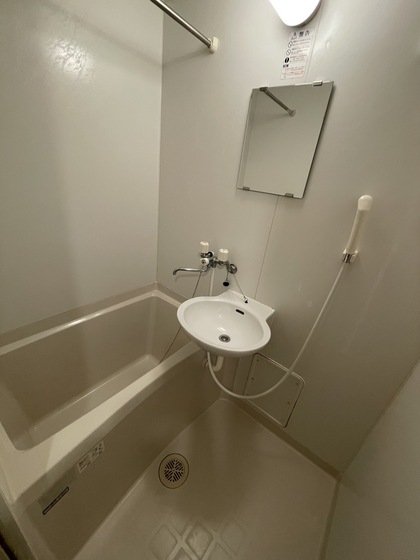 バス・シャワールーム　※別部屋の写真です